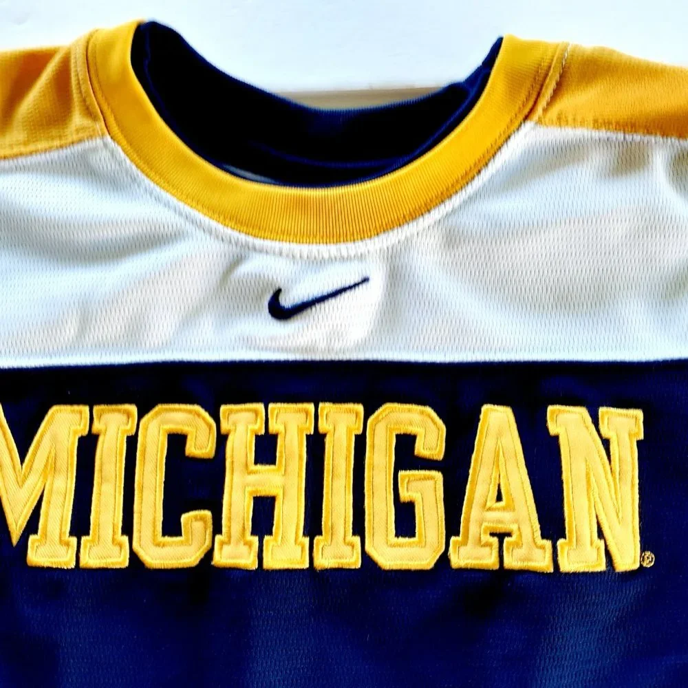 Nike Boys Shirt University of Michigan Long Sleeve Size 5